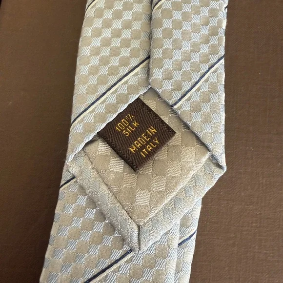 Elegant LV Striped Tie in Blue and gray - Picture 3 of 5